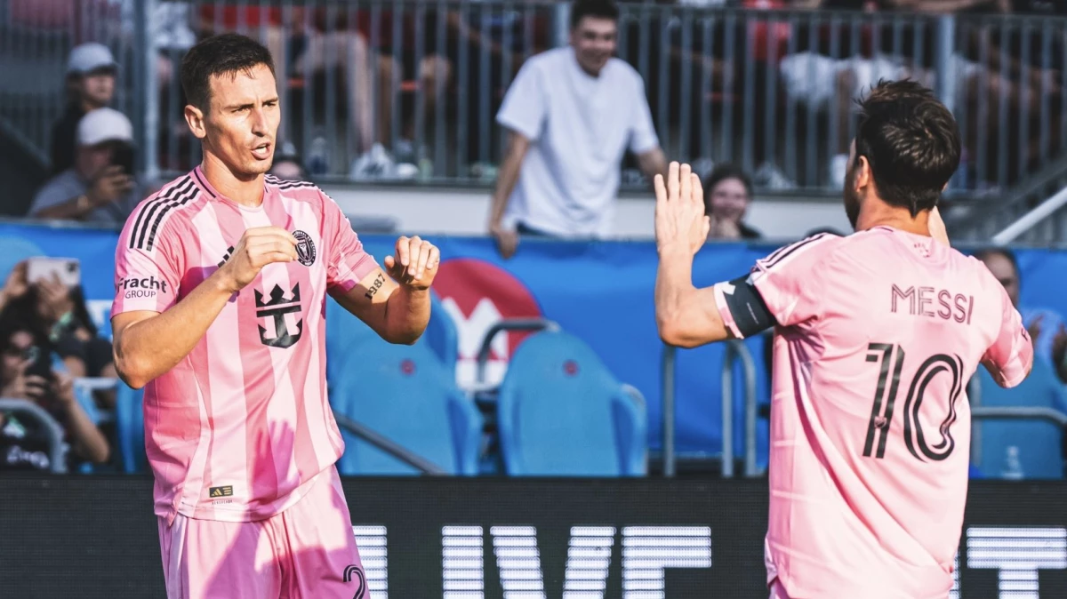 Allende y Messi se saludan tras el gol de Inter Miami | FotoX@InterMiamiCF
