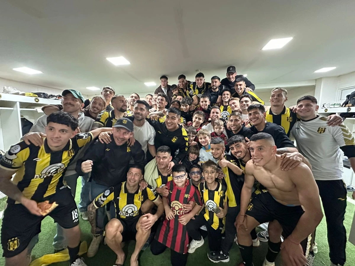 Foto:@ClubMadryn. El festejo en el vestuario local tras la victoria 2-1 sobre Arsenal, que le permitirá jugar la final por el primer ascenso