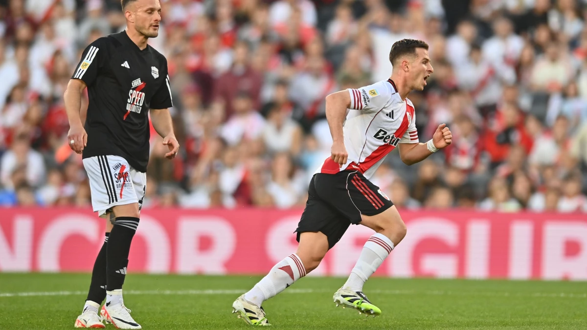 Foto:@RiverPlate. El mediocampista Galoppo inicia la carrera para celebrar el tanto del empate provisorio del Millonario