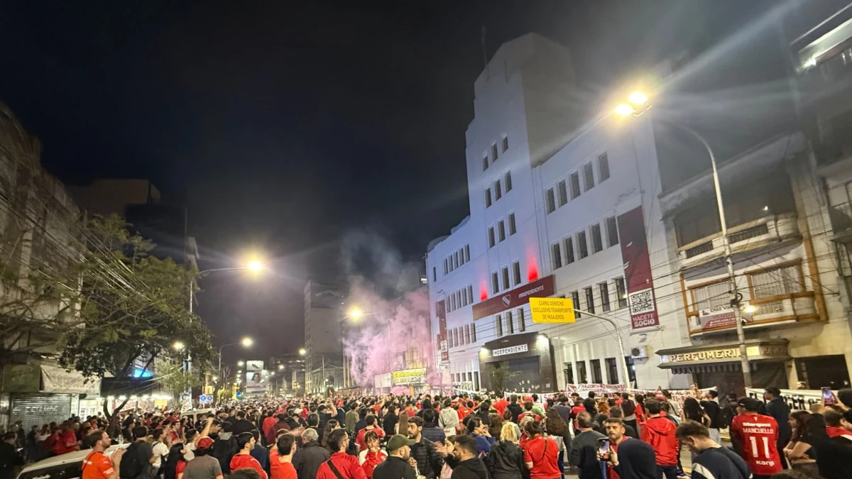 Foto: Los hinchas de Independiente se manifestaron multitudinariamente frente a la sede de la avenida Mitre.