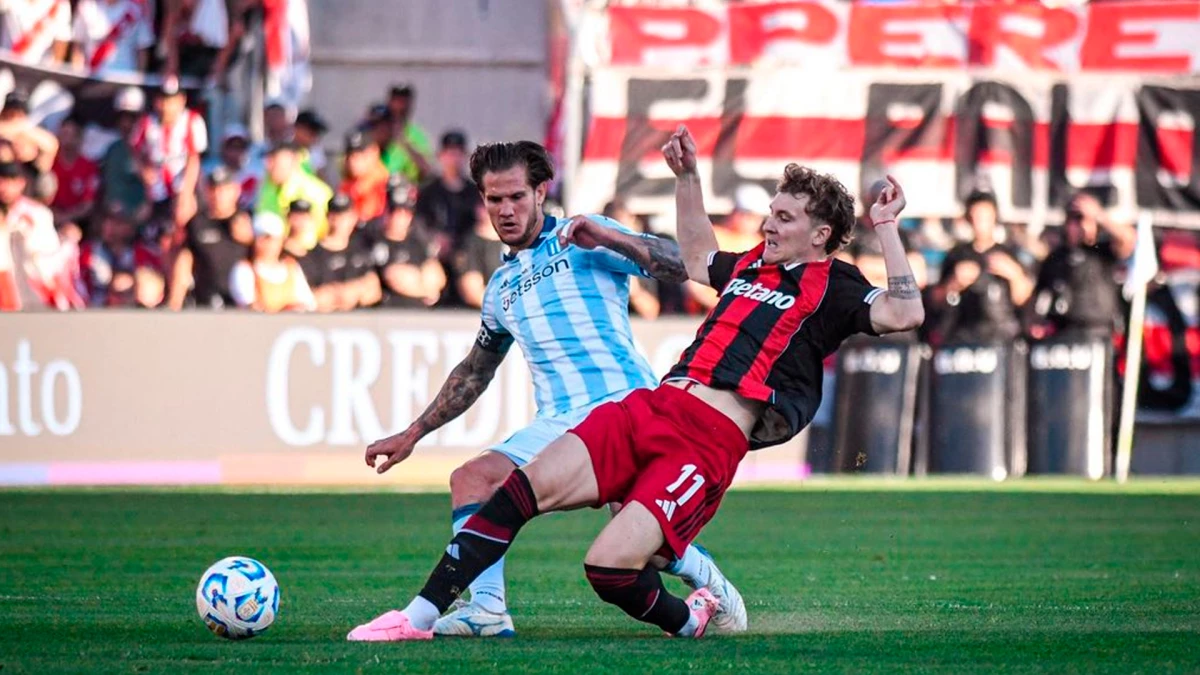 Colidio y Zuculini disputan la pelota (Foto: X@Copa_Argentina).