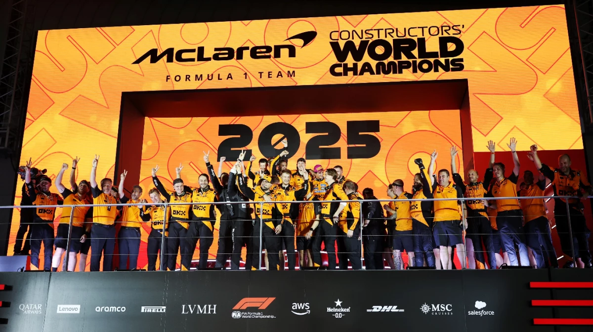Los miembros de McLaren celebran en Singapur (Foto: X@McLaren).
