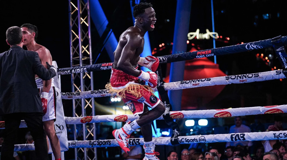 Bamba Niang ganó por KO (Foto: X@BoxeoDePrimera).
