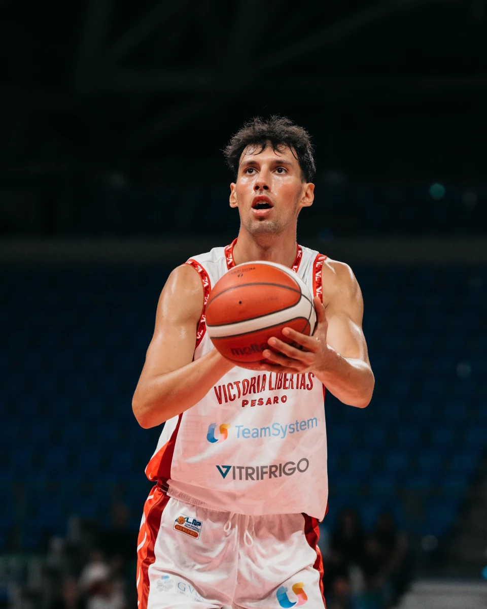 Foto:@VLPesaro. El argentino Maretto convirtió 10 puntos en el triunfo del Libertas Pesaro por la A2 del básquetbol de Italia
