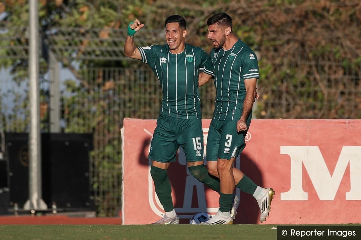 Foto:@Super_League_GR. El argentino Pedrozo (izquierda) festeja una de sus conquistas en el triunfo del Levadiakos