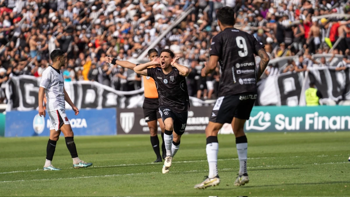 Fermín Antonini festeja el gol que le dio el triunfo a Gimnasia de Mendoza y el pasaje a la final por el primer ascenso a la Liga Profesional. Foto: @GimnasiaMendoza &nbsp; &nbsp;&nbsp;