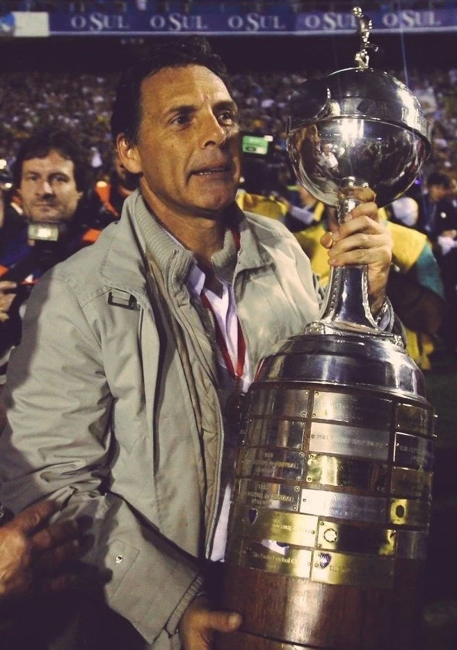 Foto: Russo con la Copa Libertadores que ganó dirigiendo a Boca en 2007.