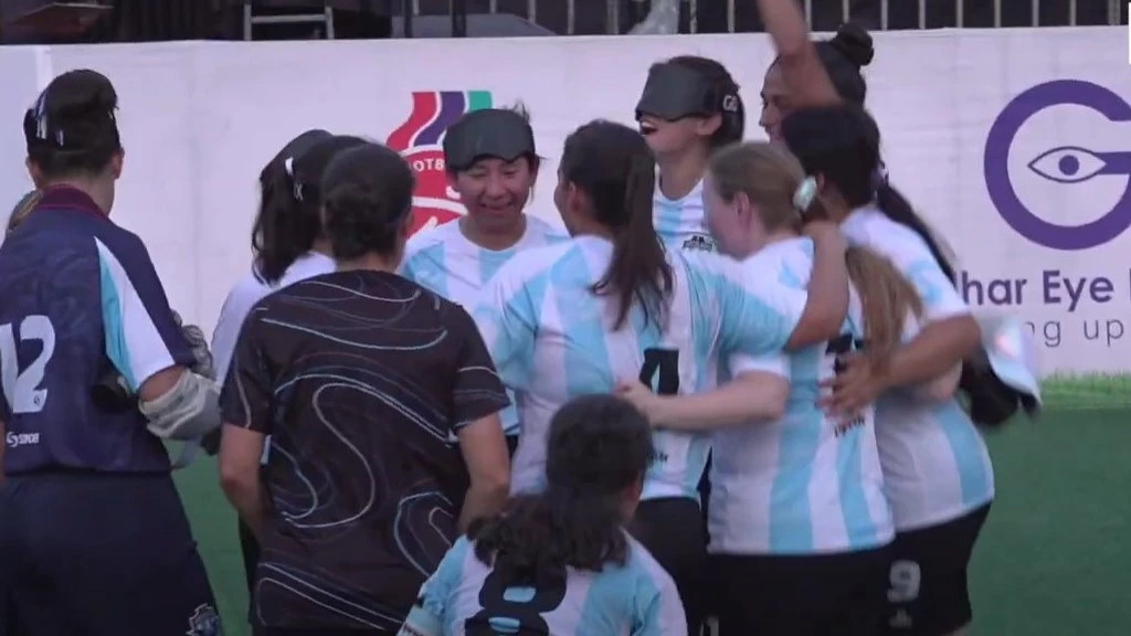 El festejo de Las Murciélagas después de un nuevo triunfo. Foto: @ibsablindfootball