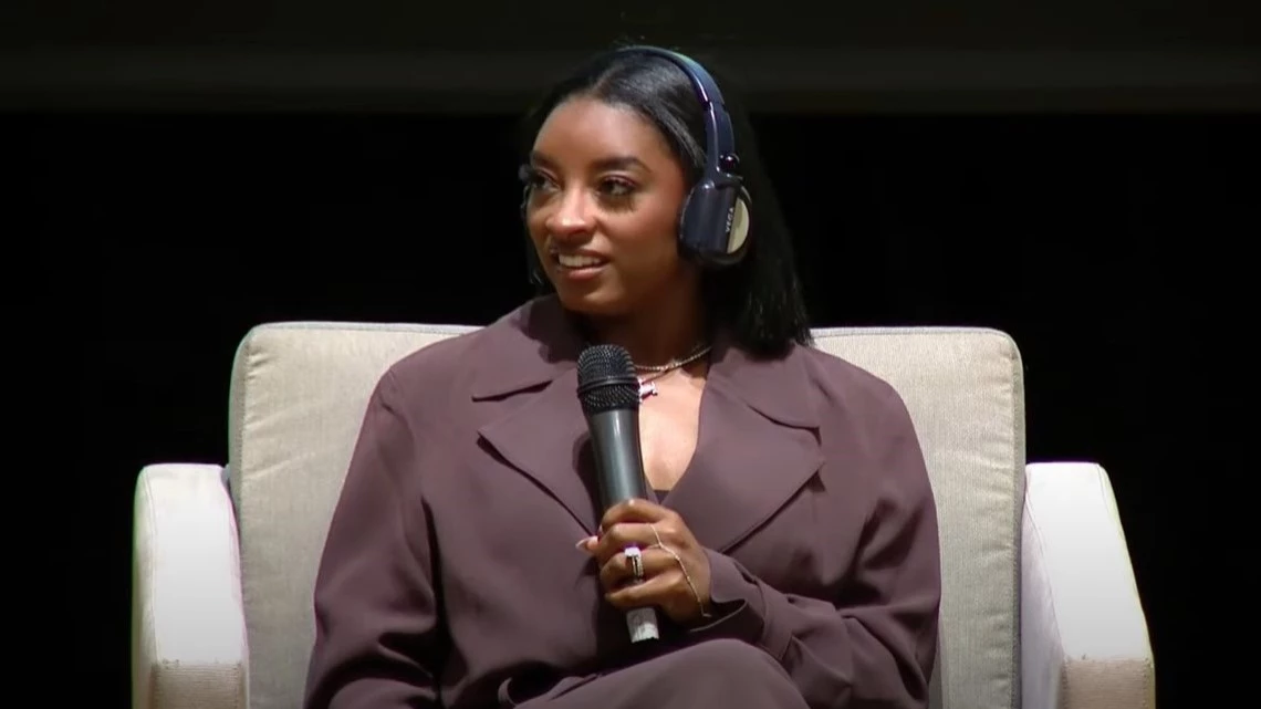 Simone Biles durante la charla “El poder de creer”. Foto: Captura.