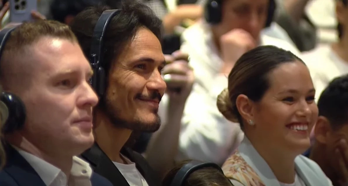 Cavani disfrutó de la charla de Biles. Foto: Captura.