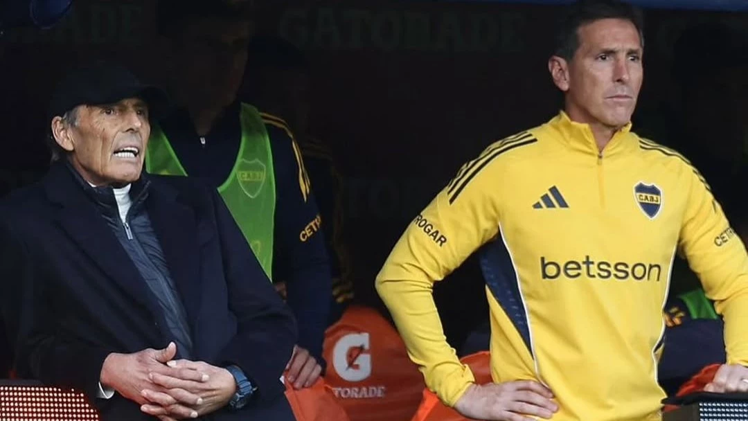 Una de las últimas imágenes de Russo en el banco de Boca custodiado por el Sifón Ubeda. Foto: @claudio_ubeda