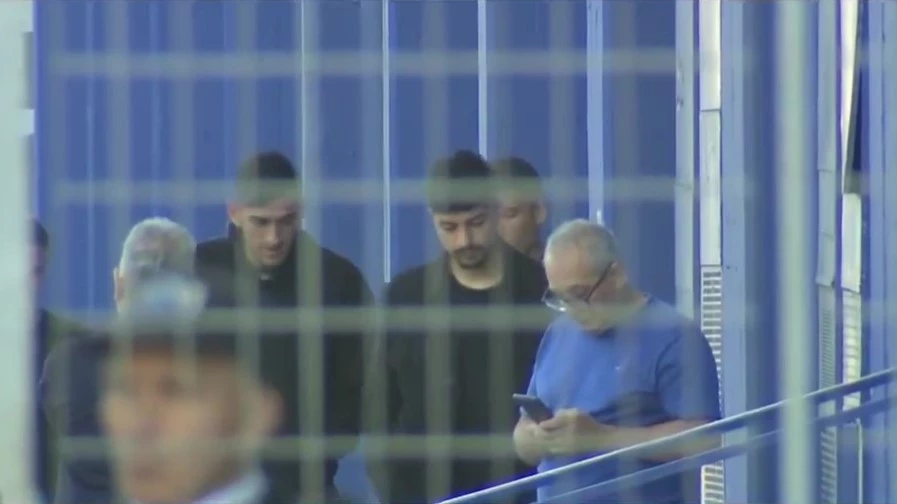 Di Lollo, Ayrton Costa y Alarcón, tres de los futbolistas que llegaron a despedir a Russo. Foto: Captura.