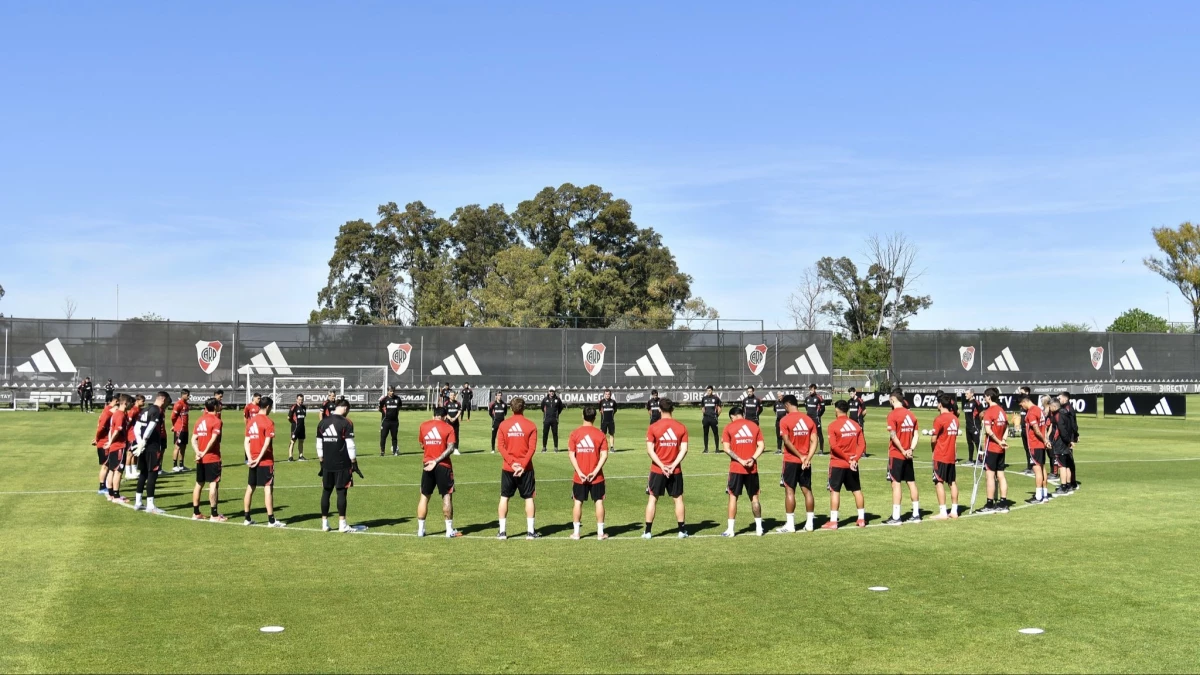 Foto: Prensa River. Antes del entrenamiento, el plantel de River le hizo un reconocimiento a Miguel Angel Russo