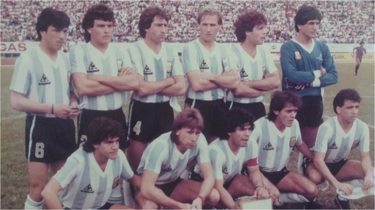 Russo, parado entre el arquero Fillol y el defensor Trossero (Foto: archivo).
