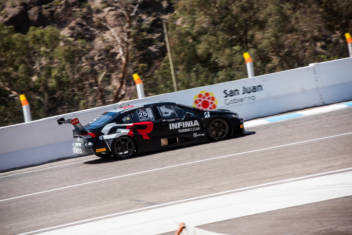 Foto:@SuperTC2000. El cordobés Ciarrocchi obtuvo la pole position y largará adelante en la final del domingo