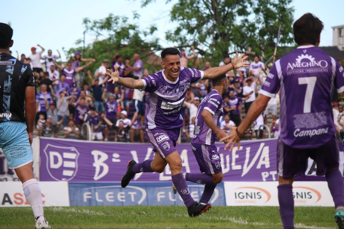 Foto:@VillaDalmine. El delantero Selecchia (noveno gol en el certamen) festeja la victoria del Violeta de Campana