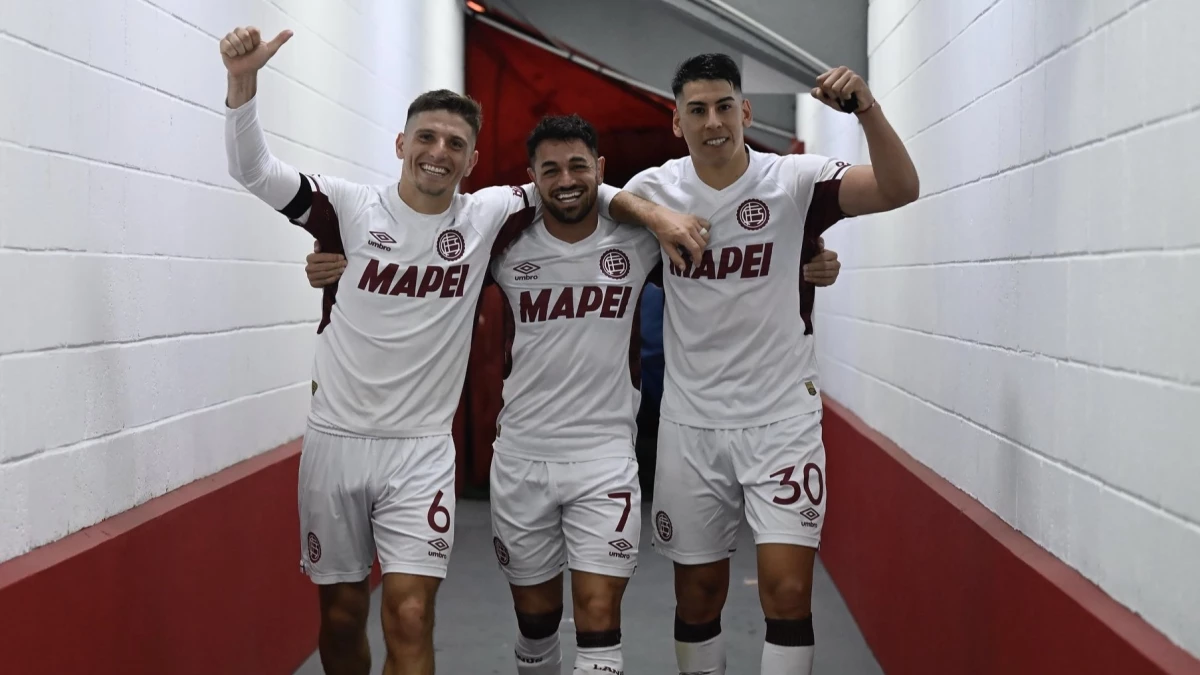 La felicidad del Laucha Acosta en los pasillos del Libertadores de América. Foto: Lanús.