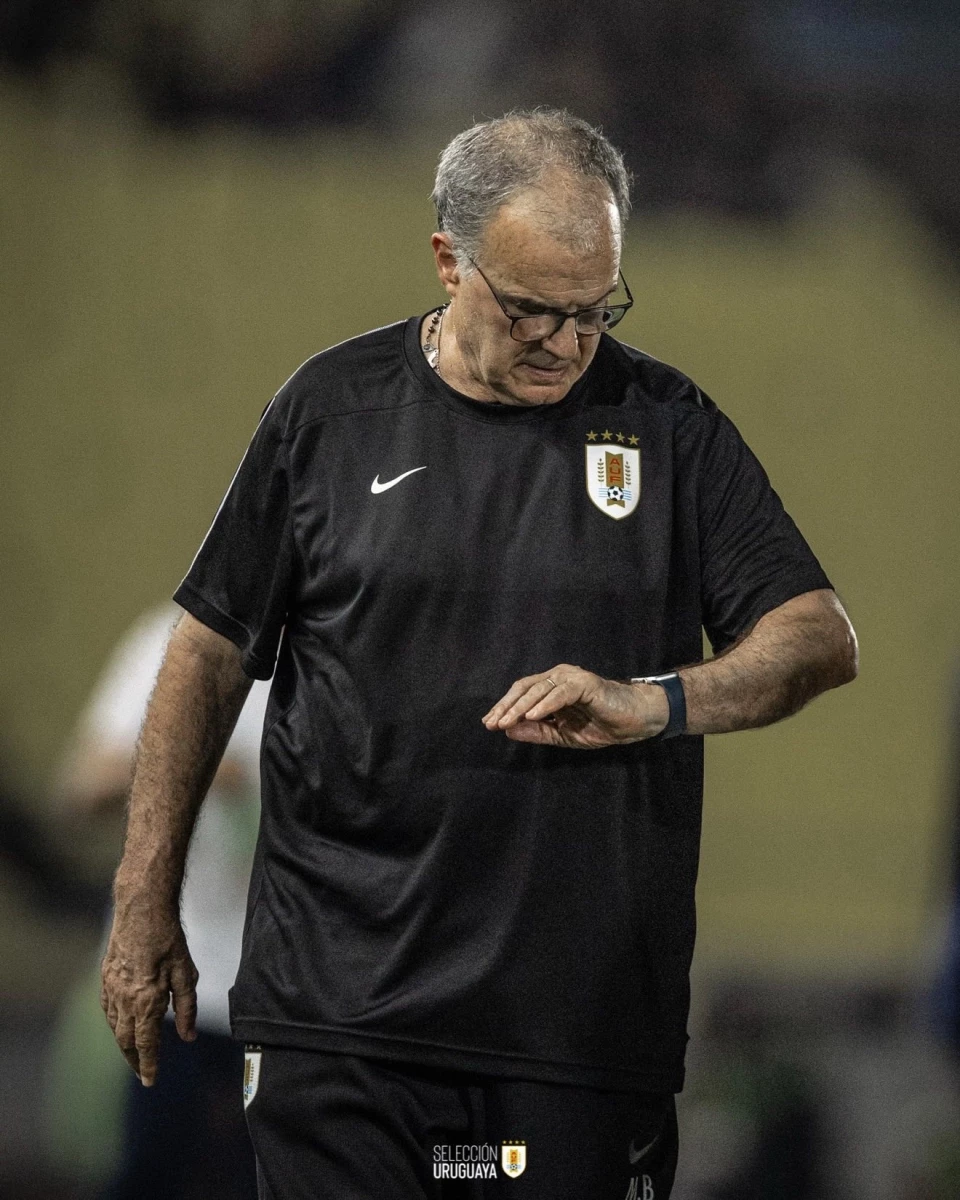 Foto:@Uruguay. Bielsa mira el reloj y espera por la posibilidad de realizar cambios