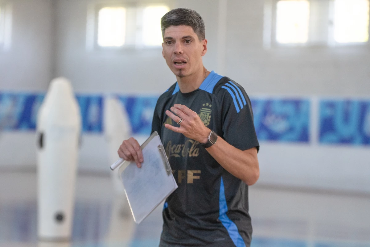 Foto:@Argentina. El DT Lucuix brindó la lista de convocados para la Liga Evolución en Paraguay