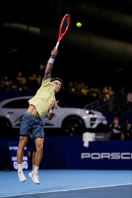 Francisco Comesañase presentó con victoria en el ATP 250 de Bruselas. Foto: @BNPPFEUOpen