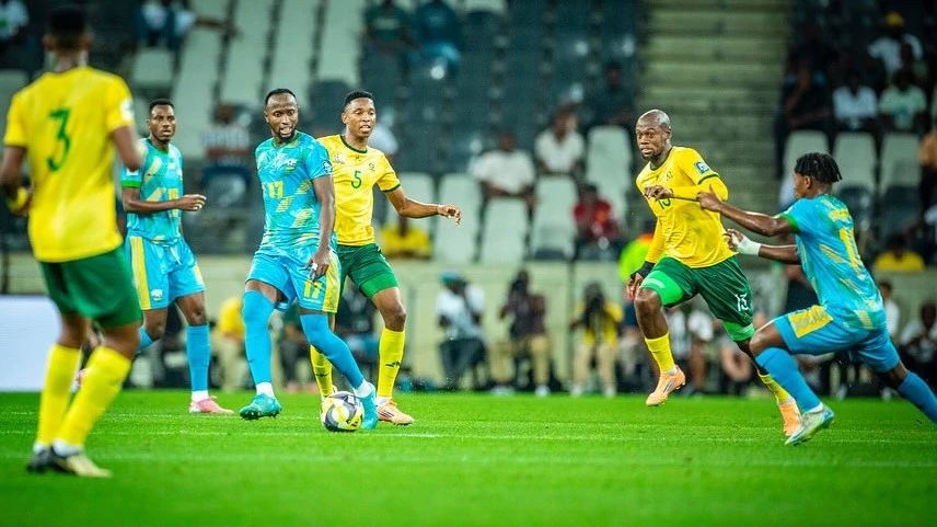 De amarillo, los Bafana Bafana y de turquesa, la selección de Ruanda, en el partido de eliminatorias. foto: @caf