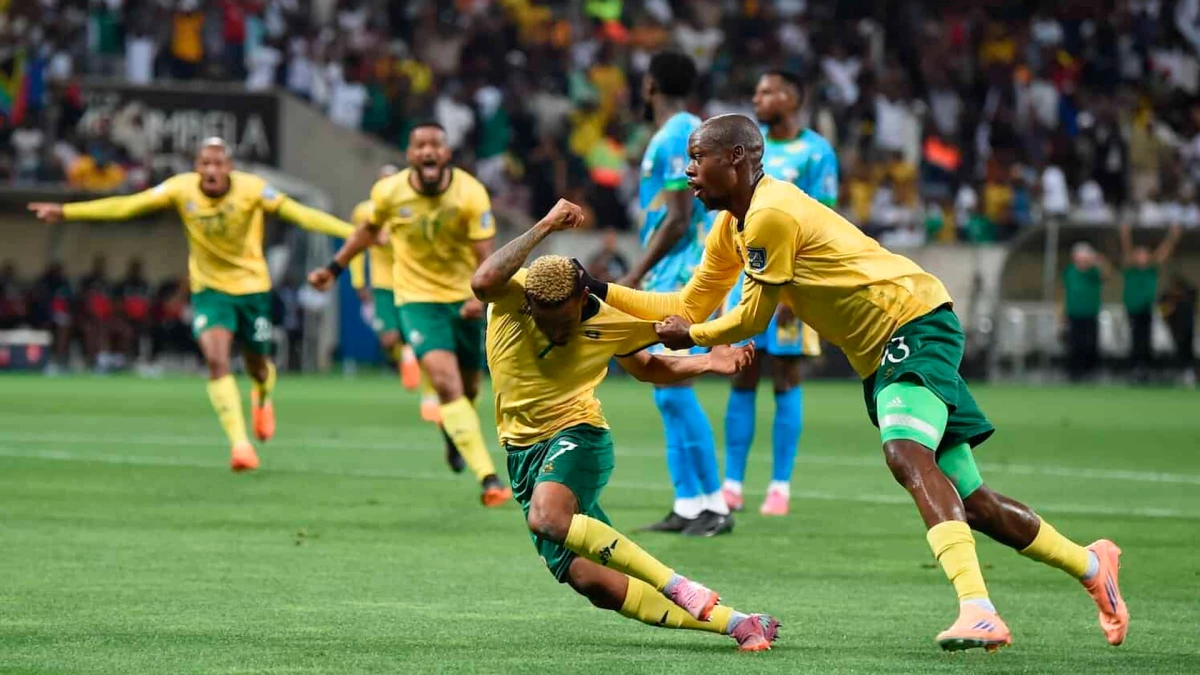 El sudafricano Oswin Appollis inicia la corrida para festeja su gol y sus compañeros lo agarran. foto: @caf