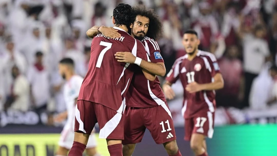 El uruguayo Sebastián Soria abraza a Akram Afif, luego del segundo gol de Qatar. foto: @qfa.
