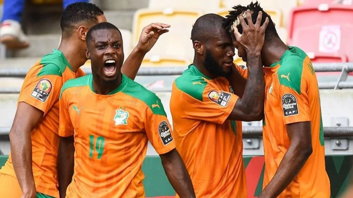 Los jugadores marfileños festejan uno de los goles que los depositaron en el Mundial. foto: @acf.