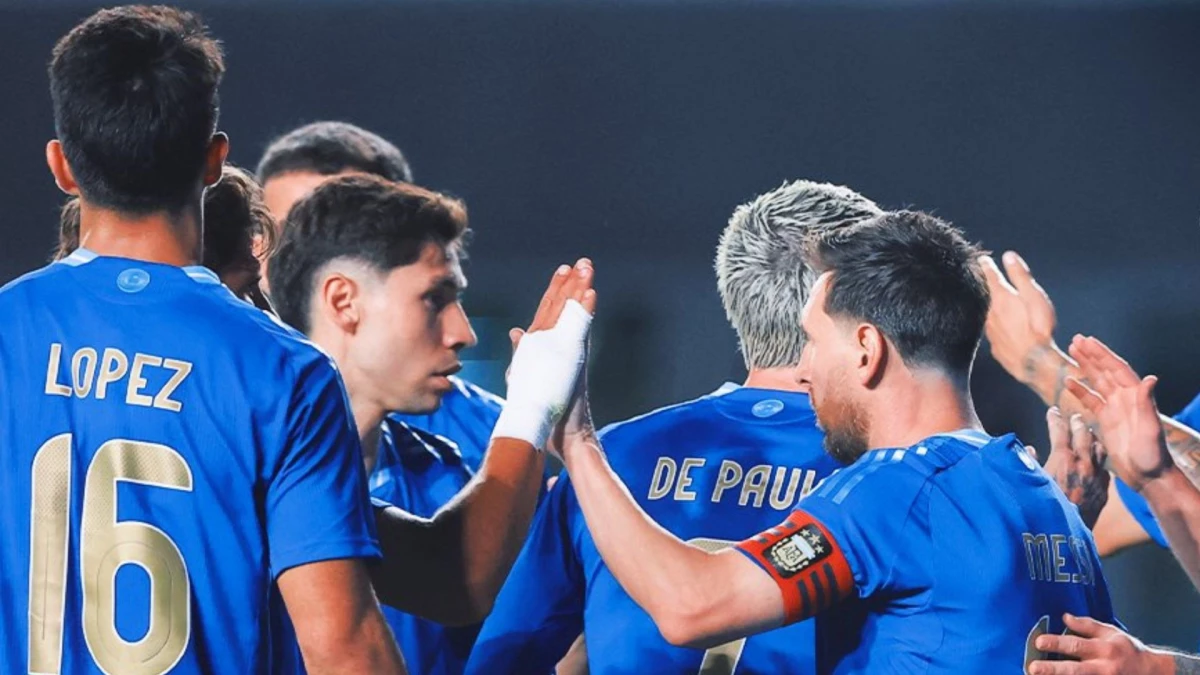 Foto: Messi felicita a Montiel por su gol.