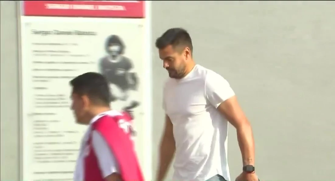 El ingreso de Romero al Centro de Fútbol Profesional Sergio Batista de Argentinos Juniors en Bajo Flores. Foto: Captura TV.