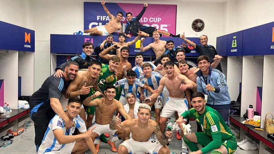 La alegría de los pibes en el vestuario del estadio Nacional. Foto: @jmendezcartier