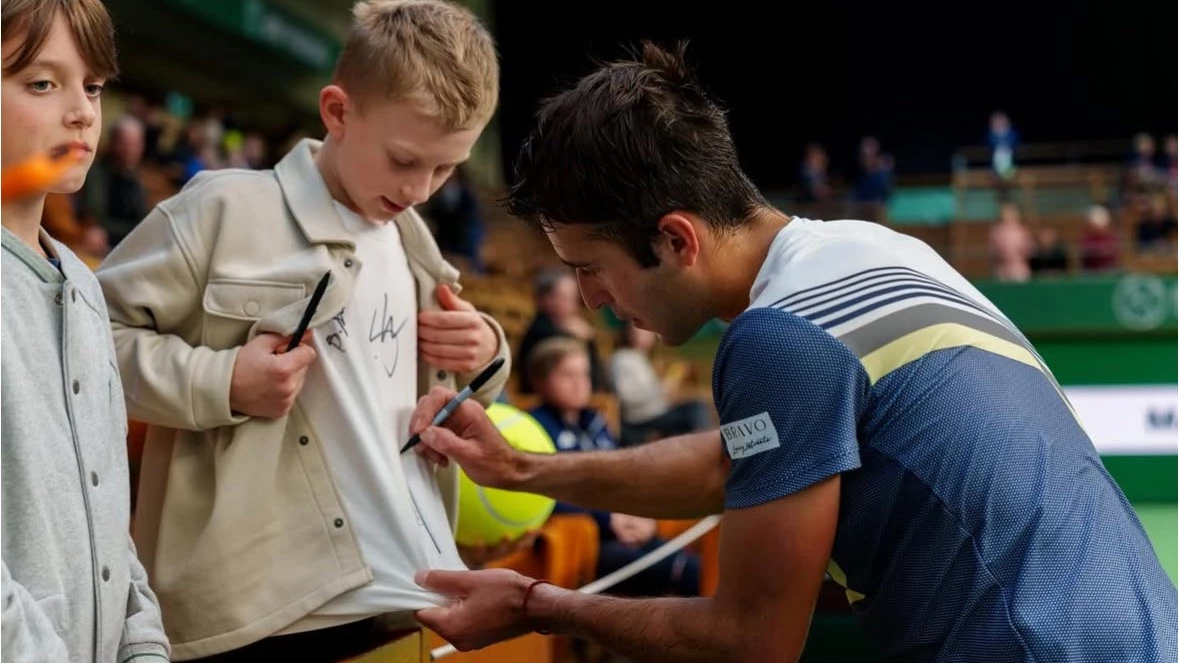 El argentino Etcheverry firma autógrafos durante el ATP 250 de Estocolmo, Suecia. (Foto: @tometcheverry)