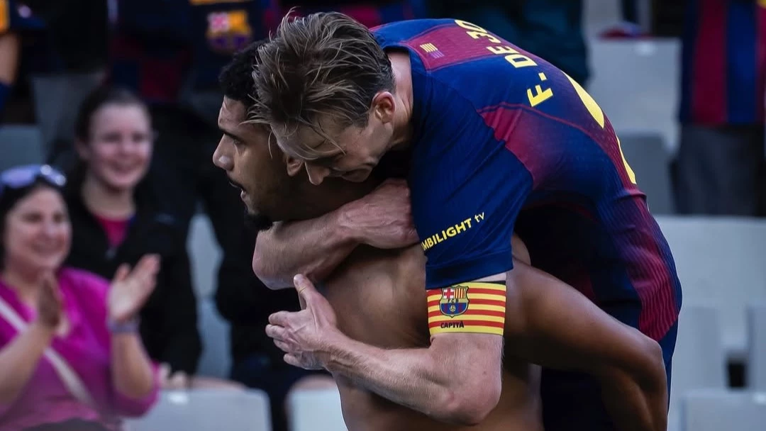 Frenkie de Jong se cuelga del uruguayo Ronald Araujo para festejar su gol. foto: @fcbarcelona