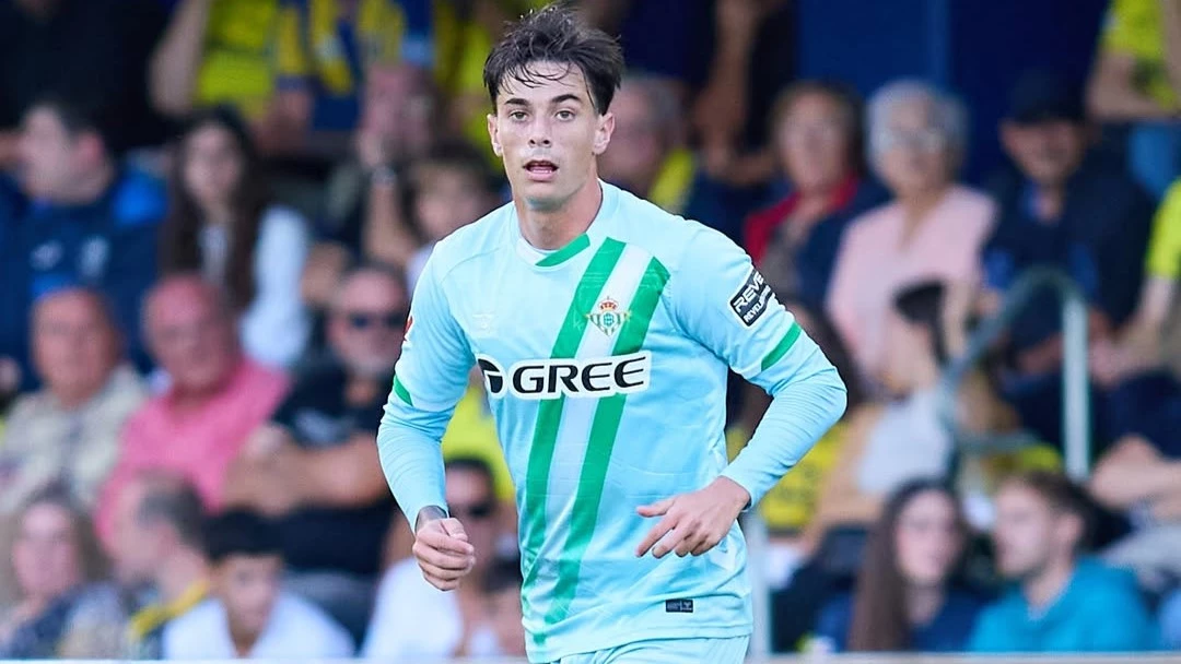 Valentín Gómez avanza con la cabeza levantada y la pelota dominada en la cancha del Villarreal. foto: @laliga.