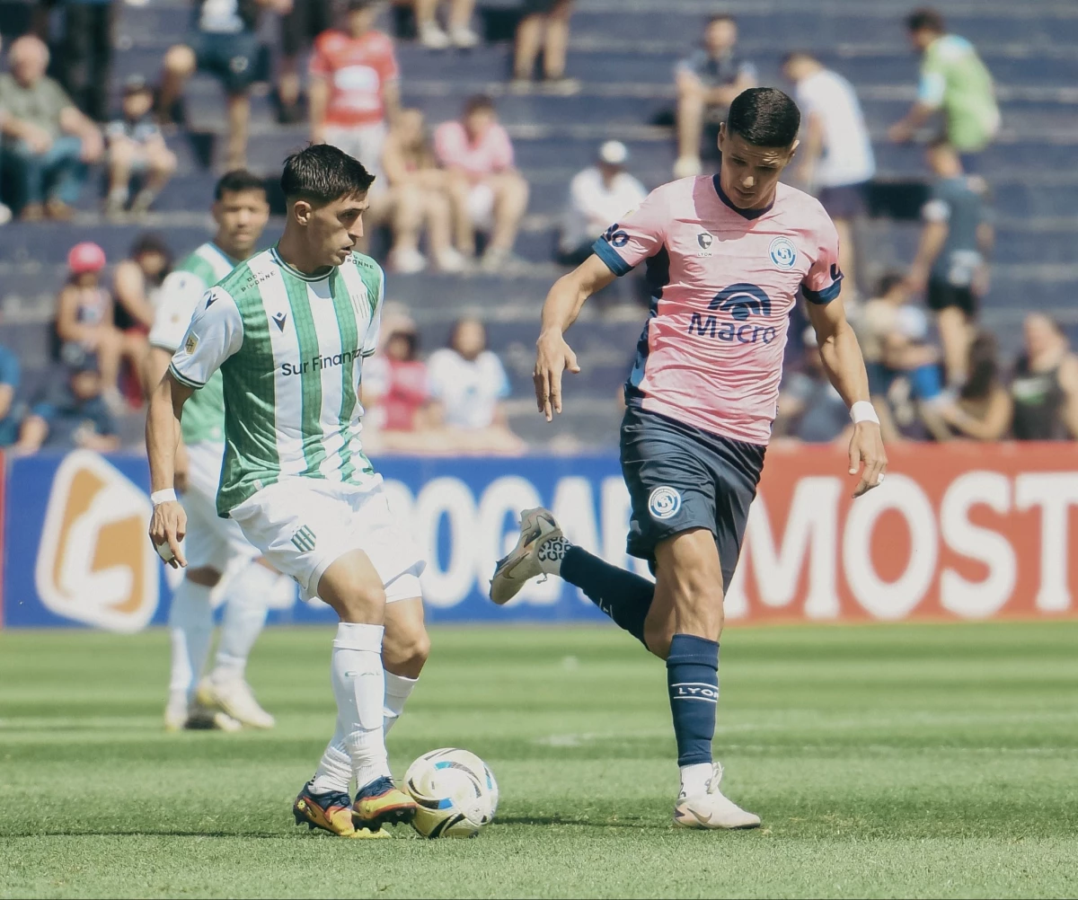 Foto:@CAB_oficial. El mediocampista Gonzalo Ríos aportó un doblete en el triunfo de Banfield en Mendoza