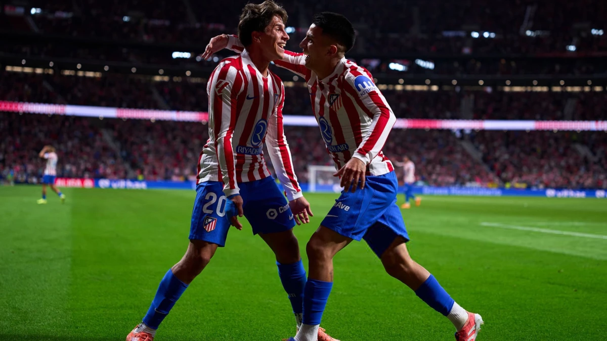 Thiago Almada se abraza con Giuliano Almada tras marcar un gol. foto: @atleticodemadrid.