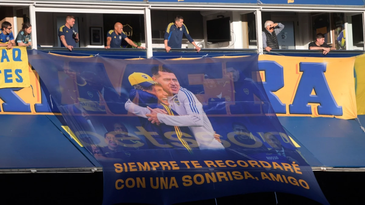 La bandera que se desplegó desde el palco de Riquelme el día del homenaje a Russo. (Foto DeporTV).
