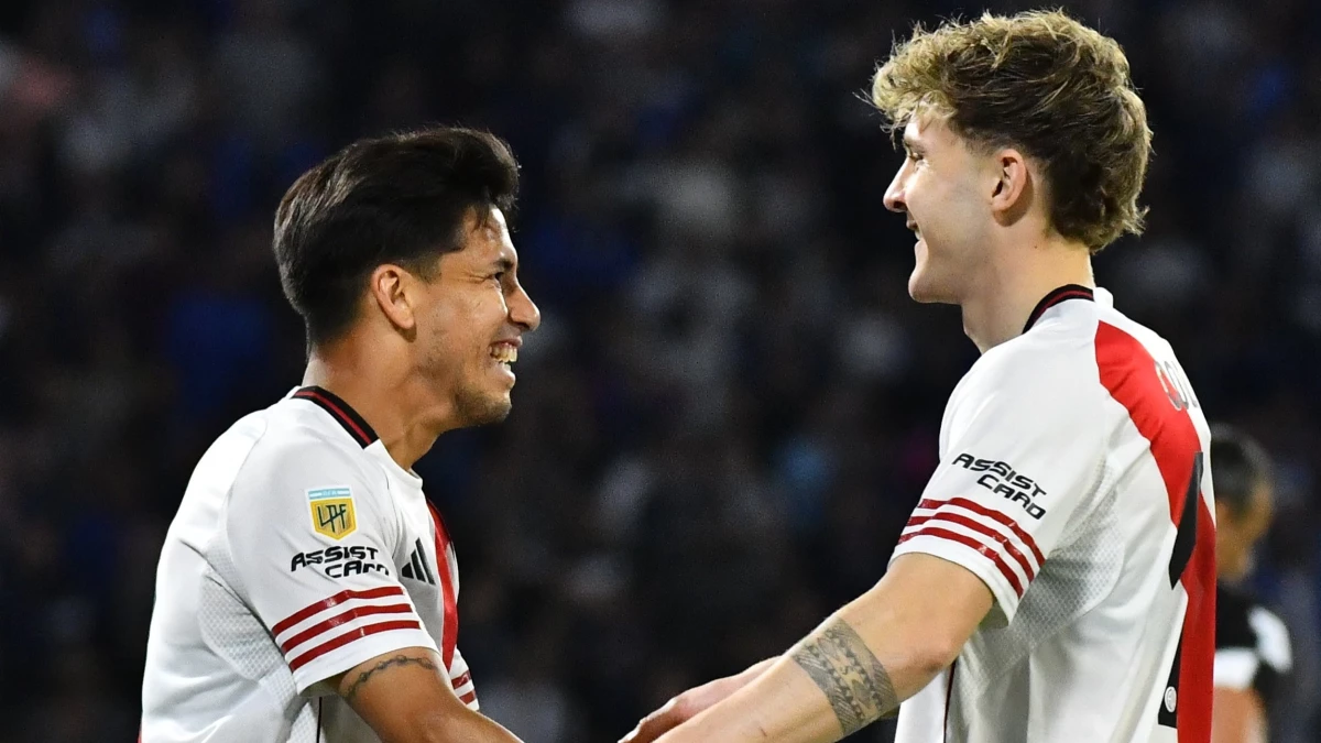 Meza saluda a su asistidor Colidio tras el segundo gol de River | Foto: River Plate