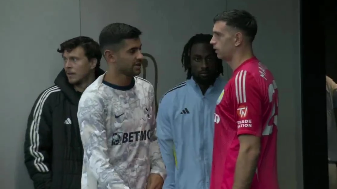 El saludo entre Cuti Romero y Dibu Martínez. Foto: Captura ESPN.