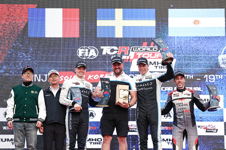 Foto: Prensa TCR World Tour. El podio de la última competencia en Inje, con Guerrieri (último sobre la derecha) festejando el tercer puesto