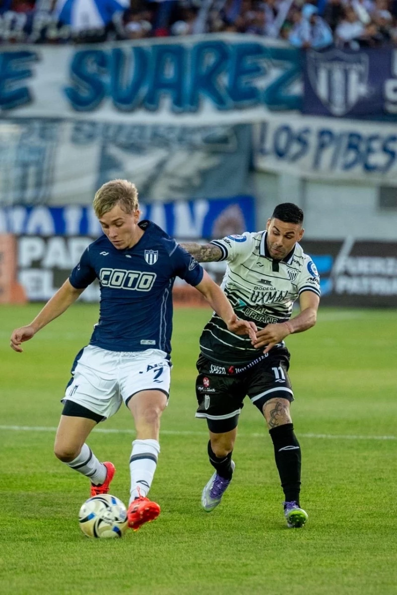 Foto:@EstudiantesOk. Alexis Steimbach protege la pelota ante la marca de Enzo Acosta. Empataron sin goles Tristán Suárez y Estudiantes