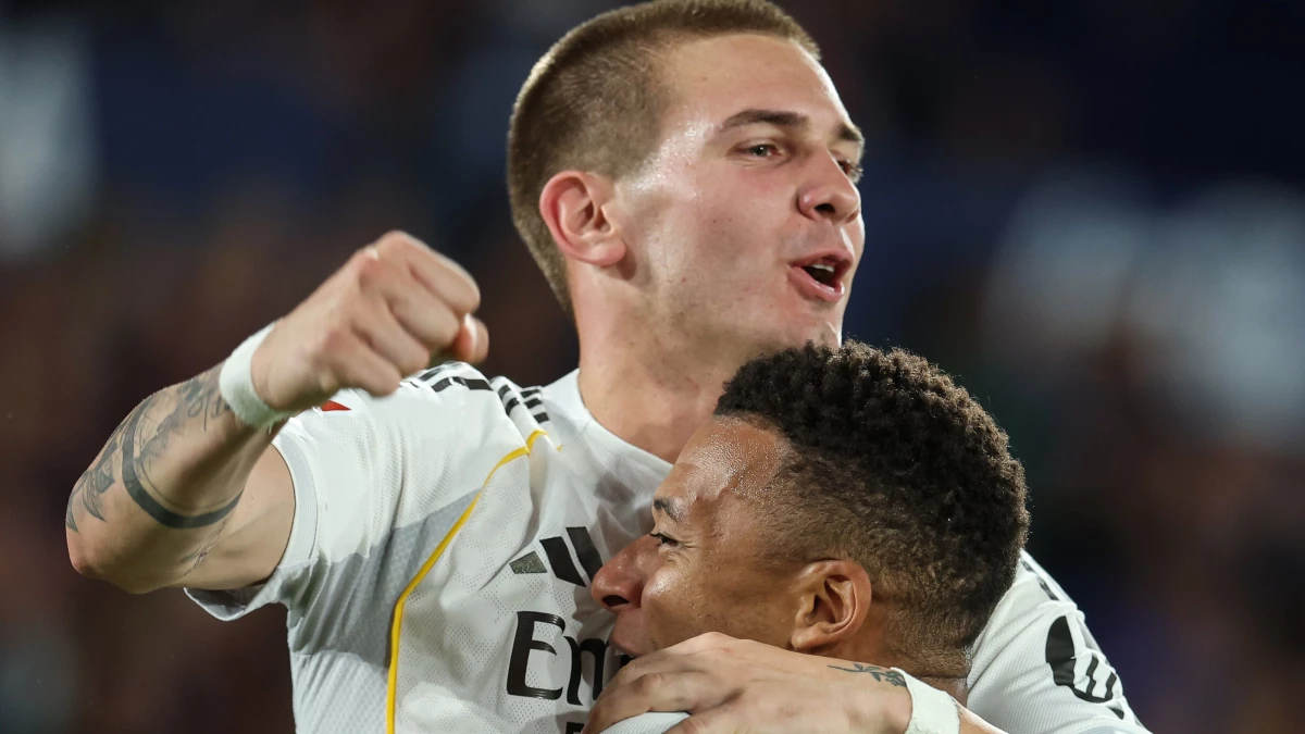 Mastantuono recibe el saludo de Mbappé. Foto: @ChampionsLeague