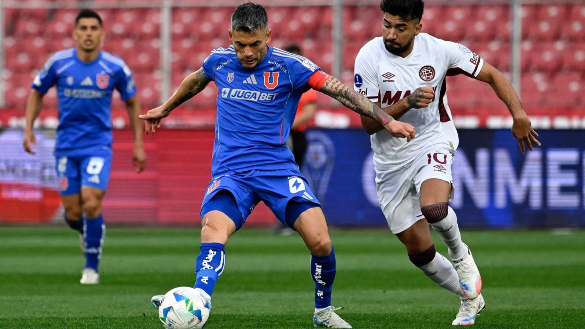 Marcelino Moreno persigue a Charles Aránguiz, que tiene la pelota | FotoX@clubLanus