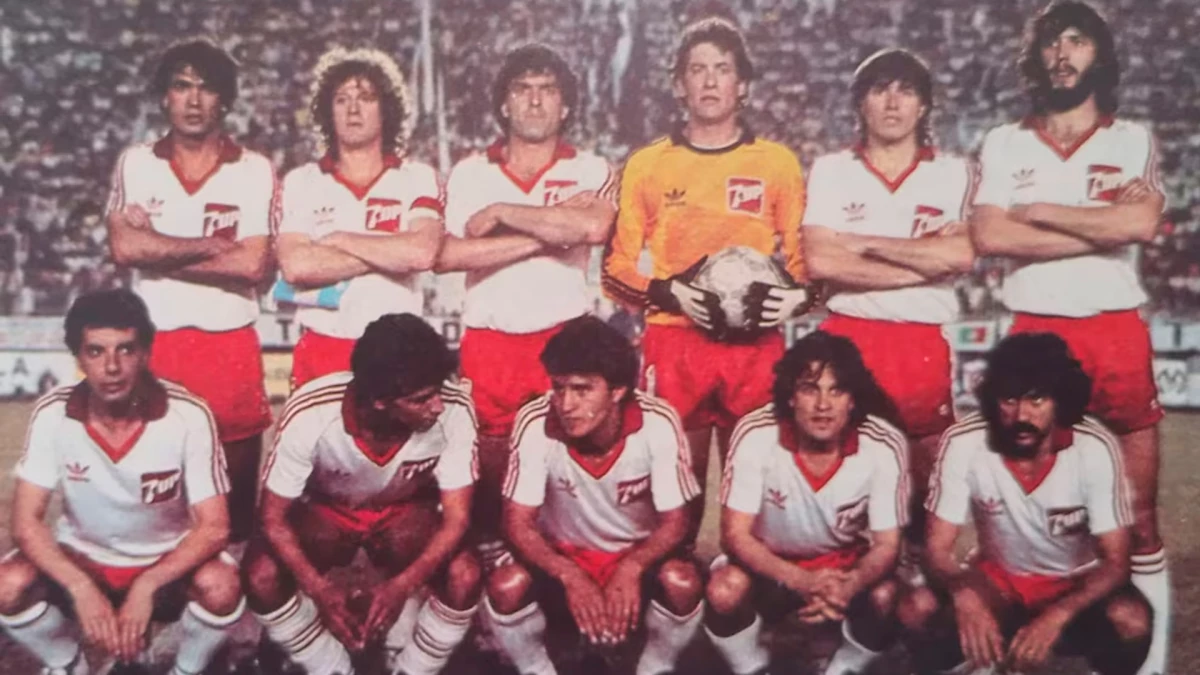 Parados: Jorge Olguín, Adrián Domenech, José Luis Pavoni, Enrique Vidallé, Carmelo Villalba y Sergio Batista. Agachados: José Castro, Mario Videla, Claudio Borghi, Emilio Commisso y Carlos Ereros | Foto: Foto Infobae