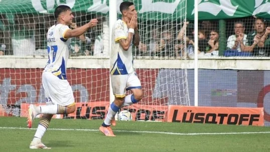 Di María inicia el festejo tras su gol de penal ante Sarmiento: foto: @afa.