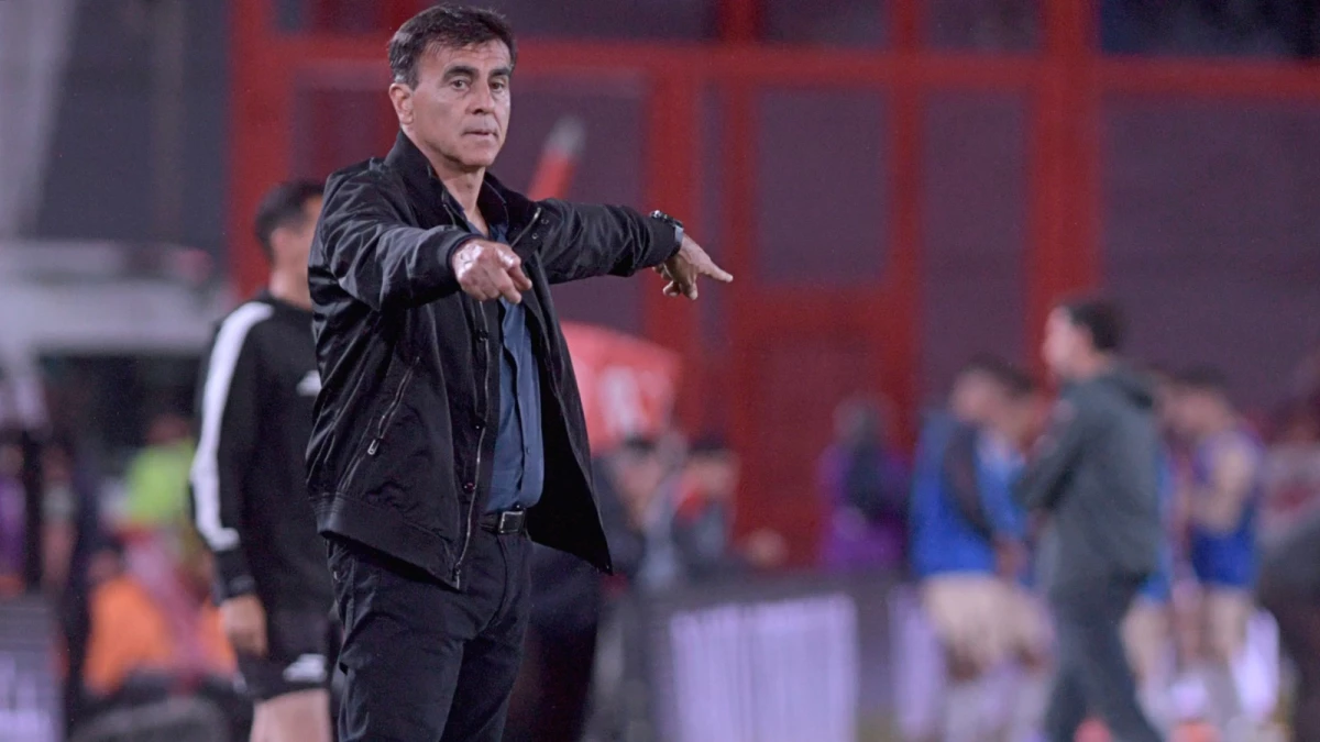 Foto: Gustavo Quinteros quiere sumar al menos tres refuerzos en posiciones clave para el primer semestre de 2026