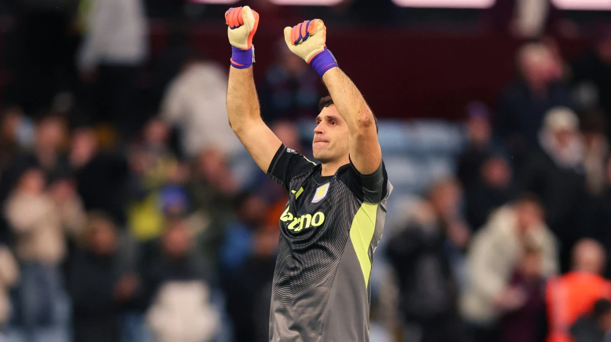 Dibu Martínez tuvo una tapada clave ante el goleador noruego (Foto: X@AVFCOficcial).