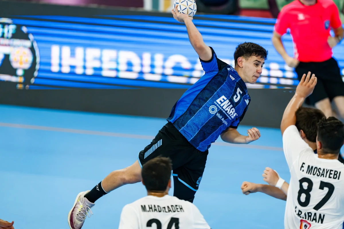 Foto:@CAHandball. Lautaro Roa, uno de los goleadores de la Argentina en la victoria sobre Irán por 38-29