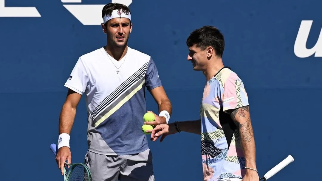 Tomy y el Brujo, juntos en un partido de dobles. Foto: @tomasetcheverry123