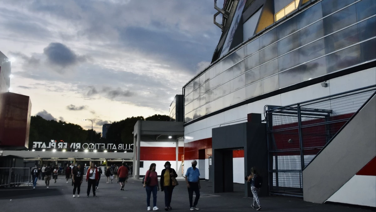 Foto: Prensa River. Los socios van a entrar al club por Alcorta y la elección sera de las 10 de lamañana a las 20 horas.